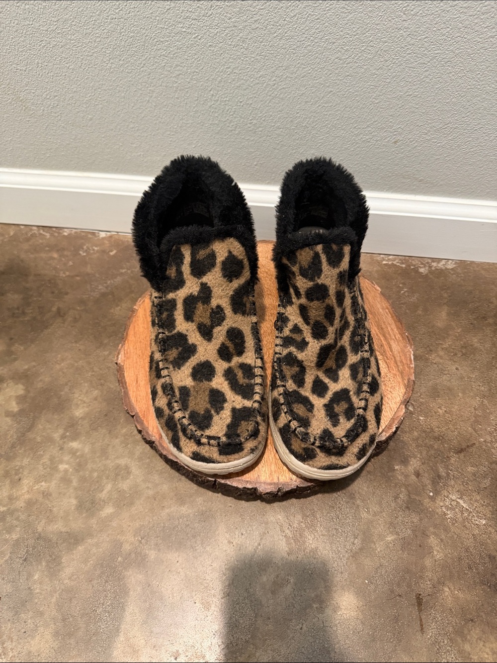 Leopard Print Slip-On Cozy Shoes - Picture 3 of 6